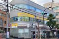 JR大森駅西口を出ると池上通りがあります。 池上通りを左（蒲田方面）に3分程歩くと右手にセブンイレブンがあり2階にあります！