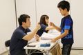 わからないところは、個別にヒントを伝えて自力で解けるサポートをします。自分でわかった”という感覚を踏ませていきます。(2019年9月撮影)