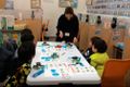 パズルとロボットのレッスンは友達同士で楽しく学びます。