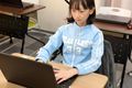 動画を見ながら一生懸命制作。自分のペースで着実に進める。