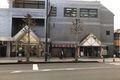 入口は右側をご利用ください。１Fはスーパー、２Fは１００円ショップがあり、お買い物にも便利！駐車場はビル共同の駐車場をご利用ください。