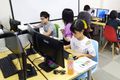 Scratch用6台、Unity用3台、個別ブース4台のPCを設置。全台Windows11＆デュアルディスプレイで快適に学習できます。