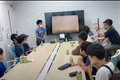 IT企業の前でのプレゼンテーションの様子です。レッスンにプレゼンがふくまれているため、堂々と企業の前でプレゼンをおこなってくれました。