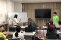 Pythonクラスの様子です。Pythonクラス6~8名ほど一クラスに在籍しています。受講生同志で話しながら楽しくPythonを受講してくれています。