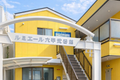 黄色い建物の1階です
