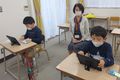 コーチに見守られ、真剣に取り組んでます。ミッションクリアーまでもう少し！