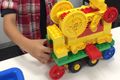 教育用レゴを組み立てながら滑車や車輪などの動きの仕組みを学びます