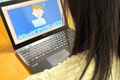 映像授業を見ながら課題に取り組み、一人ひとりのペースで作品を完成させます。