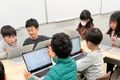  TELACO一社校のレッスンの様子です。仲間と助け合いながら楽しくプログラミングに挑戦します。