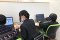 先生が横に付いて見ててくれる