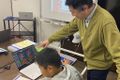 中級コースの授業風景です。先生も一緒に考えてます。