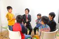 皆の前で発表をする子ども