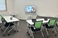 静かで快適な学習環境で、モニターやホワイトボードを使用して学習を進めていきます