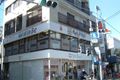 一階がSoftBankのビルの２階となっております。
