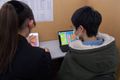 生徒さんがつまづいた時はコーチがヒントを出して自力で解けるようにサポートしています。