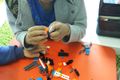 どんなロボットになるかな？レゴを組み立てています