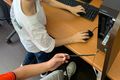 【ベーシックコース】作り上げたゲームをためしている生徒。試行錯誤しながら、よりよい解を見つけていく考え方が、自然と身につきます（みなみ野教室）