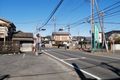 医師会病院看板が目印です。北には東松山郵便局、南にはビバモールがあります。