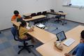 コーチ1名に生徒3名までです。基本は週1のスクーリングと自宅学習の積み重ねになります。