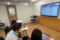 大きなモニターのついたHALLO専用の教室でレッスンを行います！