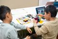 ミッションをクリアするためにロボットをペアで作り、プログラミングします！
