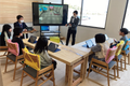 教室内は鳥取県産の木に包まれた空間です。