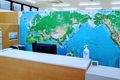 HALLO 教室内入り口を入ると世界地図が。ここから世界に向けて子供たちが羽ばたいていきます。
