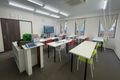 入り口から見た教室です！中級コースの中高生男子でもゆったり座れる大きな机でレッスンしていただけます！