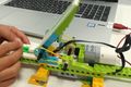 モーターをプログラミングで制御することでワニの口が開閉します。