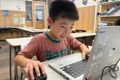 神宮_③生徒が笑顔でPCに向かっている様子