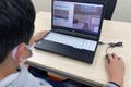 動画授業を見ながらマイクラを操作します