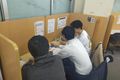 お子様の近くで先生が授業を見ています。困ってればすぐ対応します！