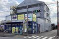 交差点すぐそば、あざやかな黄色い看板が目印です★