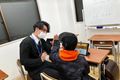 コーチと生徒が一緒に喜び合いながらレッスンが進みます