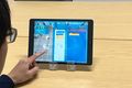タブレットを使用します。ゲーム感覚で本格的なプログラミングの基礎知識を学べるので、初心者でもタッチパネルで簡単にまなぶことができます