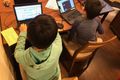 小学生がグループでプログラミングレッスンを受けている様子