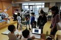 イベントで子どもに読み聞かせをするPepper