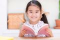 読書を通じて、国語力を高めます。