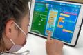 タブレットを使用。ゲーム感覚で本格的なプログラミングの基礎知識を学べるので、初心者でもタッチパネルで簡単に学ぶことができます！