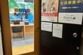 教室の入り口は、建物の階段を上がった2階にあります。