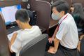 授業の様子です。生徒の様子を見守りながら、つまづいているときは講師がヒントを。子どもが自分で解決策を見出す力を、育てています（南大沢教室）