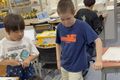 学年を超えて楽しく交流しながら、切磋琢磨してロボット作りに取り組んでいます。