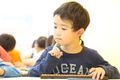 考える男の子