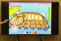 クリエイト発表会の発表の様子です。 カラフルなブロックを使ってキャラクターを描いた作品を発表してくれています。  制作期間半年ほどの大作です。