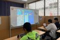 タブレットを使用。ゲーム感覚で本格的なプログラミングの基礎知識から学べるので、初心者でもタッチパネルで簡単に学ぶことができます！
