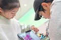 二人で協力してプログラミング中！