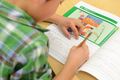 【小学２年生以上：ワールドサイエンスコース】自分の考えをワークブックにまとめます。