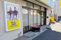 黄色い看板が目印♪黄色いバスが隣りに止まってます♪