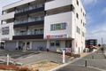 目の前駐車場がございます。1,2,3番の空いているところをお使いください。
