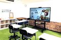 スマートボードが設置された広々とした教室です。